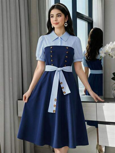 这款时尚的夏季短袖连衣裙专为年轻女孩设计，采用清新的蓝白条纹衬衫领上衣，搭配饰有装饰纽扣的藏蓝色胸片和同材质腰带，打造修身廓形。裙摆采用迷你喇叭裙设计，兼具学院风的甜美与休闲舒适。