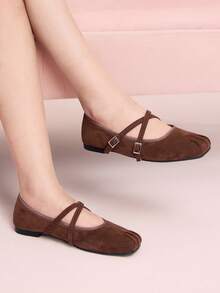 CUCCOO DOLLMOD Zapatos de mujer de ante marrón oscuro con punta cuadrada, pliegues característicos, correa cruzada tipo Mary Jane y empeine bajo, bailarinas - Café integral - Ver 4