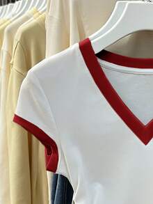 Resyla 女士V领字母樱桃印花休闲百搭日常穿T恤 - 白色 - 查看 4