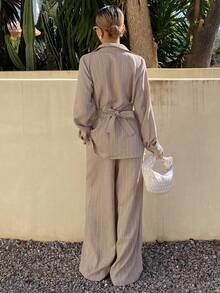 Livesso 春夏宽松商务休闲度假风时尚办公装条纹收腰V领上衣搭配阔腿休闲裤两件套女装 - 駝色 - 查看 4