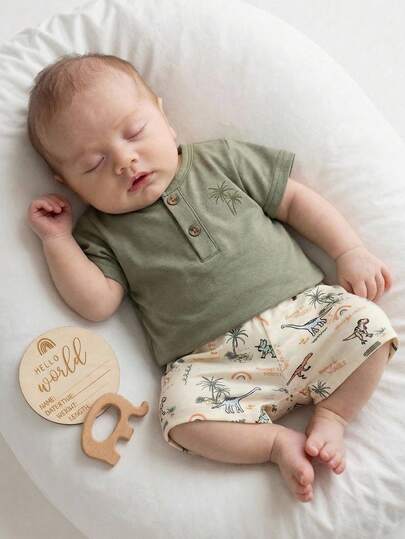 SHEIN 两件套新生男宝宝短袖套装：椰子树图案上衣 + 恐龙印花短裤，面料柔软舒适，休闲可爱，清爽的夏季男宝宝服装，百搭日常穿着