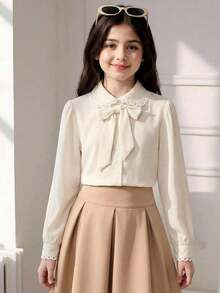 SHEIN 女童经典优雅法式甜美花卉蕾丝领口袖口长袖衬衫，配有可拆卸蝴蝶结，宽松版型，舒适百搭，适合春季、秋季日常穿着，通勤、户外活动、派对、拍照等场合。 - 米色 - 查看 1