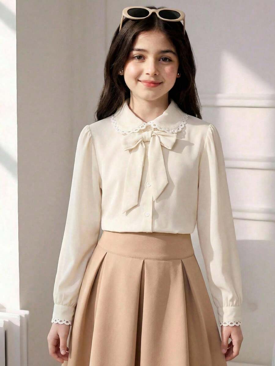 SHEIN 女童经典优雅法式甜美花卉蕾丝领口袖口长袖衬衫，配有可拆卸蝴蝶结，宽松版型，舒适百搭，适合春季、秋季日常穿着，通勤、户外活动、派对、拍照等场合。 - 米色 - 查看 1