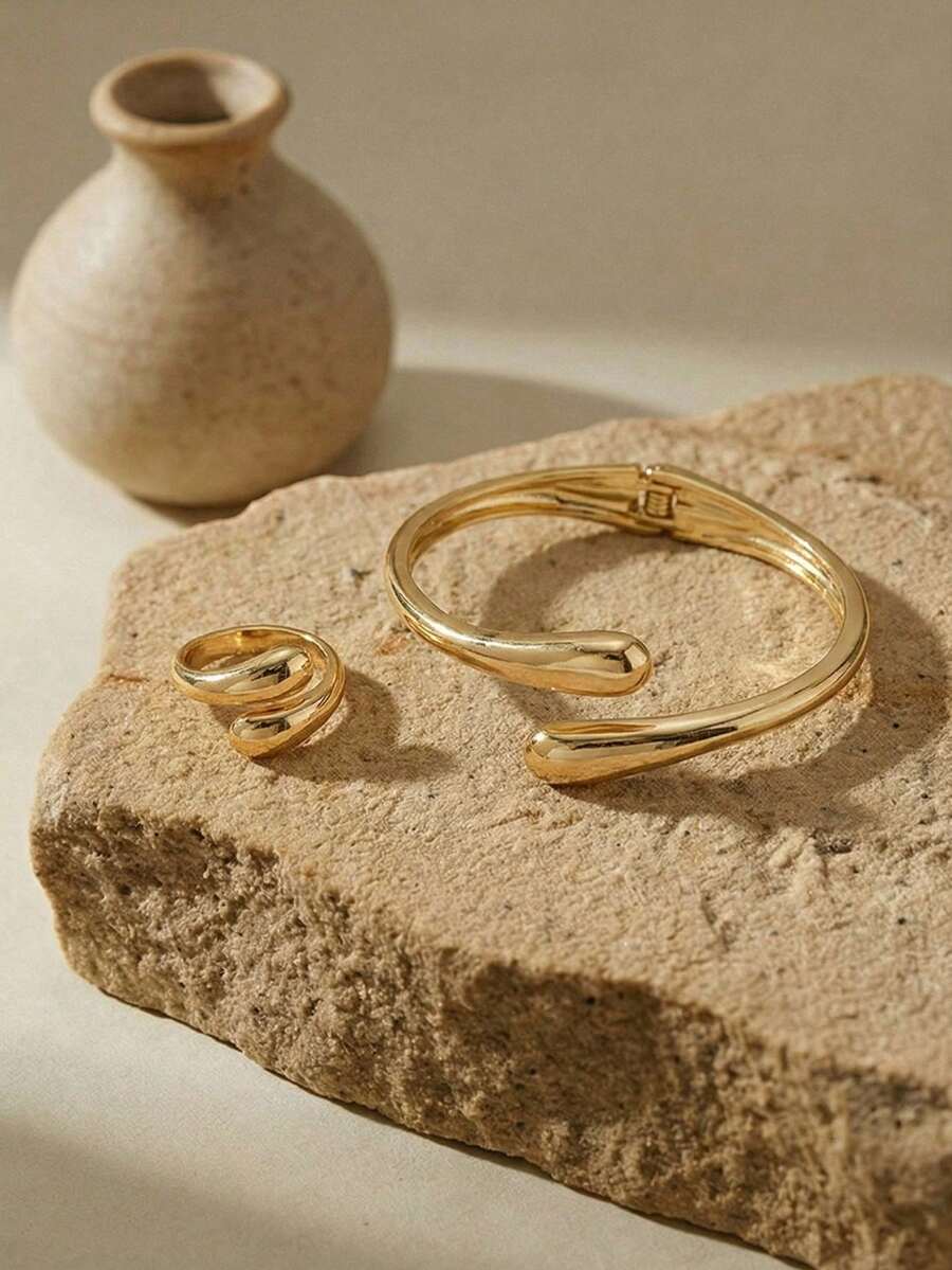 Arave 两件套（1个手镯和1个戒指）：时尚开放式不对称双水滴交叉手镯和别致的几何水滴复古金戒指。精致、甜美、优雅的风格，简约复古的设计。欧美风格，高端大气。非常适合日常佩戴、工作、会议、派对、浪漫约会、拍照、商务谈判或任何其他优雅场合，海滩、度假、夏季珠宝套装