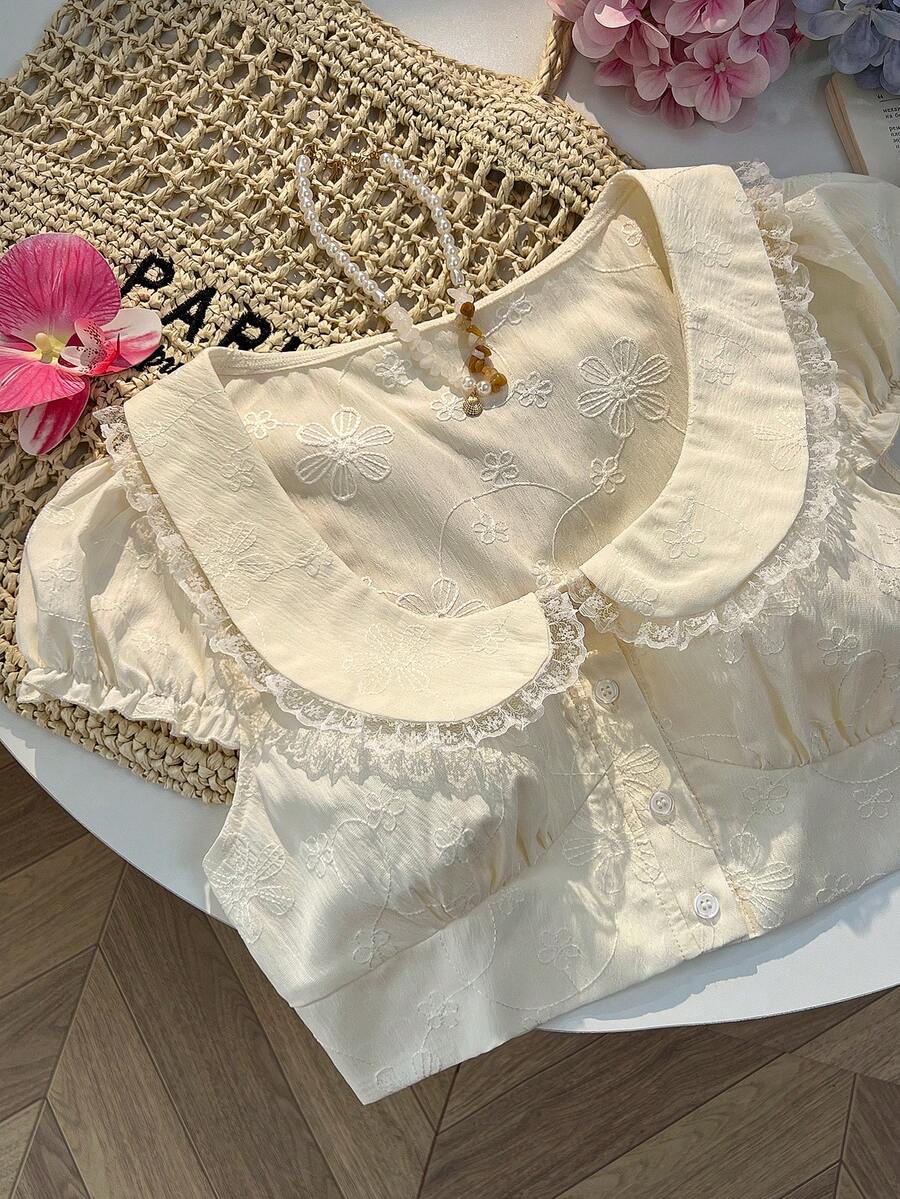 Sunnyshic Áo kiểu dáng ngắn tay cánh hoa, chất liệu vải jacquard thêu họa tiết lãng mạn kiểu Pháp mùa xuân hè, điểm nhấn là chiếc nơ nhỏ tinh tế ở cổ Peter Pan và tay áo cánh hoa. - Màu be - Xem 1