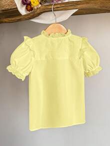 SHEIN Elladie kids 女童黄色蕾丝边泡泡袖衬衫，刺绣花卉图案，荷叶边领口，纽扣前襟，甜美夏季上衣，适合上学、玩耍和休闲穿着；优雅女童黄色刺绣衬衫，泡泡袖荷叶边领口，复古蕾丝边饰，儿童可爱纽扣衬衫，适合生日派对、拍照和日常穿着；可爱女童黄色泡泡袖衬衫，荷叶边领口刺绣衬衫，蕾丝袖口，甜美短袖上衣，适合上学、玩耍和家庭出游。夏季 - 黃色 - 查看 2