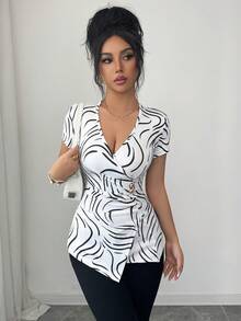 SHEIN Tall Blusa ajustada con cuello en V, manga corta, estampado casual, bajo asimétrico, fruncido y decoración de botón metálico - Blanco y Negro - Ver 6