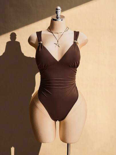 SHEIN ICON บอดี้สูทคอวีเข้ารูปจับจีบสำหรับวันหยุดสุดโรแมนติกแบบลำลองขนาดใหญ่พิเศษพร้อมการตกแต่งด้วยโลหะ เหมาะสำหรับสวมใส่ทุกวัน สไตล์วันหยุดสุดเซ็กซี่ Y2K