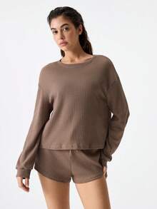 落肩华夫格针织上衣、吊带背心和短裤休闲套装，含T恤，舒适优雅的家居服，秋冬服装 - 摩卡棕 - 查看 5