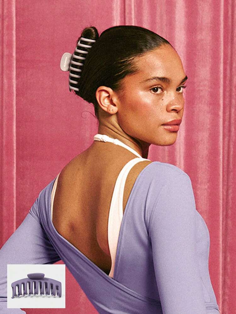 Pince à cheveux grande taille avec impression lumineuse en forme de cœur pour la Saint-Valentin. Prise sécurisée et tenue toute la journée. Idéale pour la gym, le studio, les sorties, les occasions décontractées et quotidiennes.