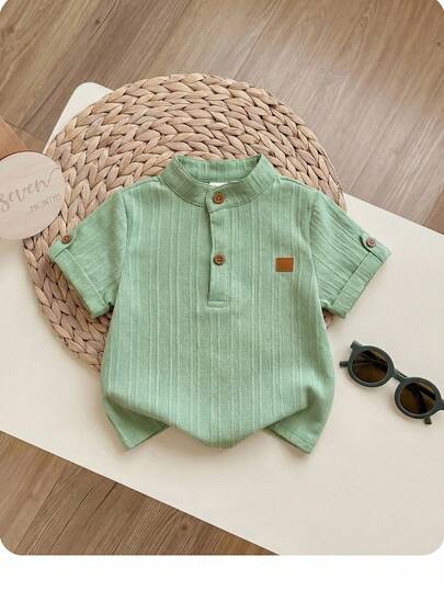 男婴夏季休闲百搭白色短袖立领衬衫，适合生日派对、晚宴、演出、婚礼、迎婴派对、一周岁生日庆祝等场合。