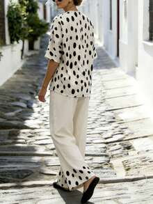 SHEIN Holidaya Conjunto informal de 2 piezas con blusa holgada de manga de murciélago con estampado floral abstracto de lunares negros sobre base beige y pantalones anchos a juego con decoración de lunares, para un estilo bohemio y chic para mujeres en vacaciones, como en Grecia, en la o en el yate, para trabajar desde casa o en la oficina, con jeans blancos o atuendos de primavera y verano. - Multicolor - Ver 3