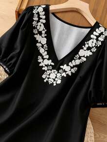 SHEIN LUNE Plus Size Women's Black And White V-Neck Placement Print Short Sleeve Top,Elegant Boho Puff Sleeve Blouse,Summer Holiday Vacation Casual Fashion - Black - View 4