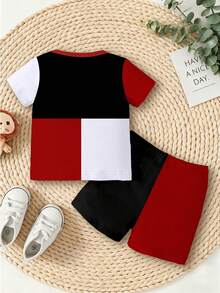 SHEIN Playful Pals 男婴两件套服装，时尚简约马球骑手标志撞色印花圆领短袖T恤搭配同色撞色短裤，适合夏季外出穿着，黑色、白色、红色撞色创意印花T恤套装，尽显马球风格。 - 彩色 - 查看 2