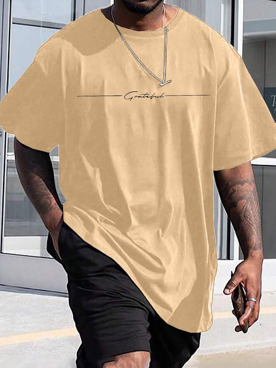 Manfinity Homme Áo thun nam cỡ lớn cổ tròn in chữ, tay ngắn, kiểu dáng thường ngày, đa năng. - Màu Khaki - Xem 1