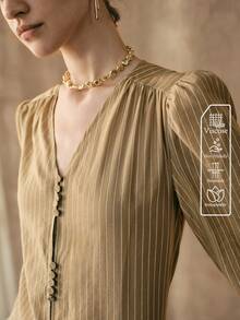 Revavyn Áo sơ mi nữ kẻ sọc dáng ôm, cổ chữ V, tay phồng xếp ly và vai thẳng. Thích hợp mặc hàng ngày và đi làm. Tay áo dài 9/10, áo mùa hè/xuân. - Màu Khaki - Xem 5