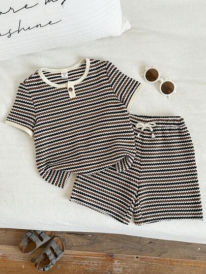2pcs Kids/Young Boys' Summer Casual Vacation Khaki Striped T-Shirt Top And Striped Shorts Set