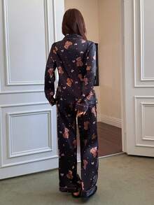 Napfluff 亚洲风情 Dream Adore 女士黑色底熊蝴蝶结爱心印花仿丝翻领开衫和裤子睡衣套装 - 黑色 - 查看 2