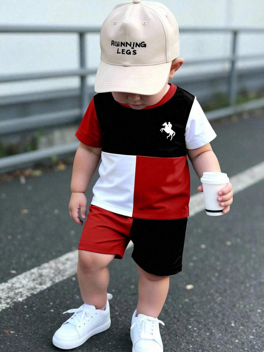 SHEIN Playful Pals 男婴两件套服装,时尚简约马球骑手标志撞色印花圆领短袖T恤搭配同色撞色短裤,适合夏季外出穿着,黑色、白色、红色撞色创意印花T恤套装,尽显马球风格。 - 彩色 - 查看 1