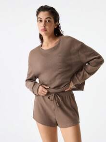 落肩华夫格针织上衣、吊带背心和短裤休闲套装，含T恤，舒适优雅的家居服，秋冬服装 - 摩卡棕 - 查看 6