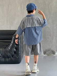 Conjunto de 2 peças para meninos adolescentes, estilo casual esportivo universitário, com inspiração literária retrô japonesa e coreana. Camisa listrada de lapela com estampa de letras grandes e shorts. Ideal para o dia a dia, volta às aulas, festas de aniversário, eventos noturnos, apresentações, casamentos, batizados, cerimônias de abertura e uso diário. Perfeito para a escola, viagens e esportes, ideal para a primavera e o verão. - Cinza - Ver 3
