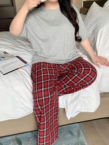 Dazy Plus Conjunto de ropa de casa de talla grande para mujer con camiseta de unicolor y pantalones de pijama a cuadros, para todas las estaciones - Gris - Ver 4