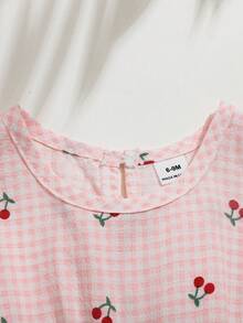 SHEIN Playful Pals 女婴格子樱桃印花连衣裙，夏季彩色条纹连衣裙，柔和的扎染色调，甜美气息，经典条纹图案简约时尚，背部蝴蝶结装饰俏皮吸睛，宽松舒适，适合户外散步、居家休闲、亲子出游、派对和其他欢乐场合。 - 粉色 - 查看 4