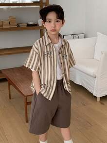 Dazy Kids Chemise à manches courtes à rayures et imprimé lettres à simple boutonnage et short de poche de couleur unie, tenue décontractée d'été pour garçon préadolescent - Tabac - Voir 4
