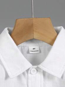 Áo sơ mi dài tay cài cúc kiểu quý ông màu trắng cho bé trai, chất liệu vải dệt sợi cotton pha tre, cổ áo thiết kế cổ điển, 5 cúc trắng phía trước, logo cầu thủ polo thêu ở ngực trái, thích hợp cho các hoạt động thường ngày, nghỉ lễ, dã ngoại, có thể phối cùng áo vest và quần tây. - trắng - Xem 6