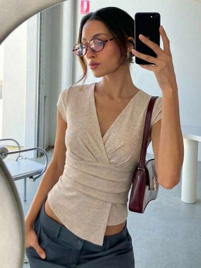 Aloruh 深V领褶皱短袖修身女式T恤，时尚通勤风腰部褶皱不对称下摆喇叭袖V领女士上衣，夏季服装，优雅褶皱休闲女式上衣