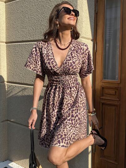 Solivie Vestido casual corto de mujer con escote en V cruzado, mangas con volantes y estampado de leopardo