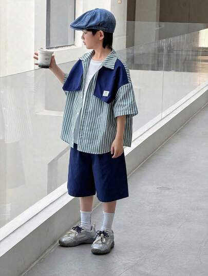 两件套儿童男童休闲舒适撞色条纹领开衫和蓝色短裤套装，运动服，两件套衬衫套装，基础款上衣和裤子，Y2K风格，幼儿男童服装，男童套装，夏季短裤，适合春夏季节、外出、情人节、约会、旅行、度假、家庭聚会、返校、婚礼、正式活动、运动、生日派对等场合。