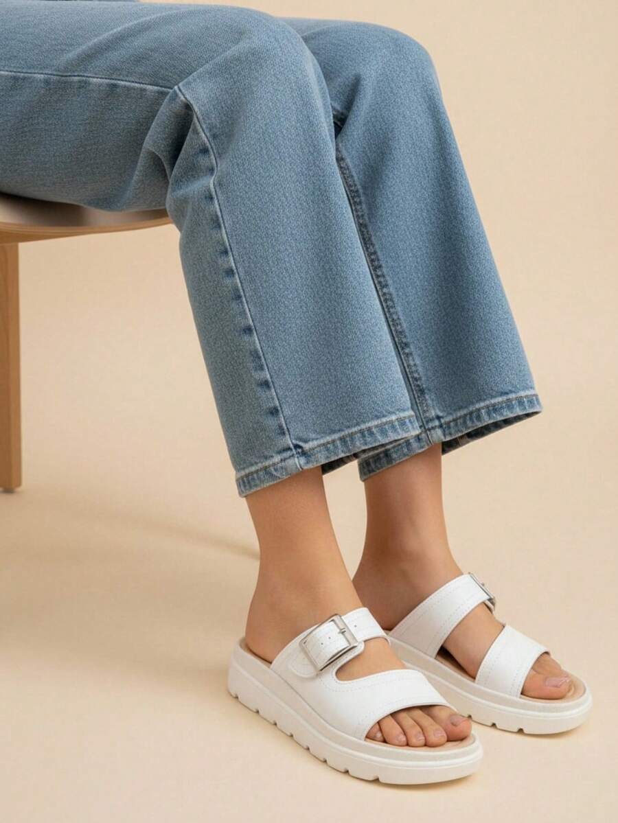 Sandalia con plataforma y hebilla dorada ajustable - Blanco - Ver 1