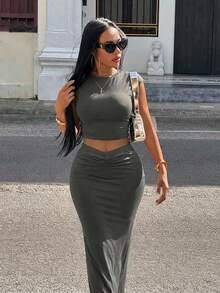 Slaydiva Bộ đồ hai mảnh nữ màu xám trơn dáng ôm, tay ngắn, kiểu dáng thường ngày đa năng, phù hợp cho mùa xuân/hè 2026, gồm áo thun crop top và chân váy xếp ly eo chữ V. Thích hợp cho mặc hàng ngày, dự tiệc, đi học, hẹn hò, phong cách boho, tiệc trà chiều, kỳ nghỉ, ngày Valentine, ăn sáng muộn, trang phục sân bay, phong cách thường ngày, thể thao, trang phục dự đám cưới, đồ mặc nhà. - Xám - Xem 4