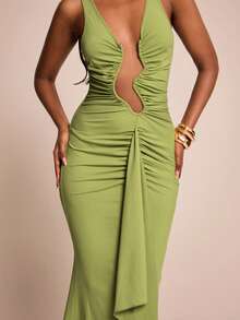 SHEIN BAE 纯色不对称镂空V领紧身褶皱修身优雅针织吊带长裙，适合海滩度假，可作夏季婚礼宾客礼服、波西米亚风优雅海滩正式晚礼服、度假派对礼服、海滩度假迷你裙、早午餐礼服、生日迷你裙等。 - 綠色 - 查看 7