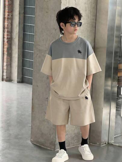 SHEIN 2件套男童休闲撞色圆领短袖T恤短裤套装，适合通勤、上学、日常休闲穿着、运动、春夏穿着。