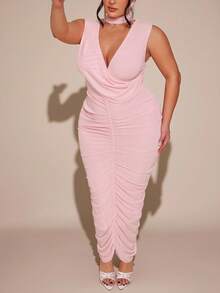 SHEIN BAE Plus Size Enfärgad Ärmlös Rynkad Omlottklänning med Bodycon - Rosa - Visa 2