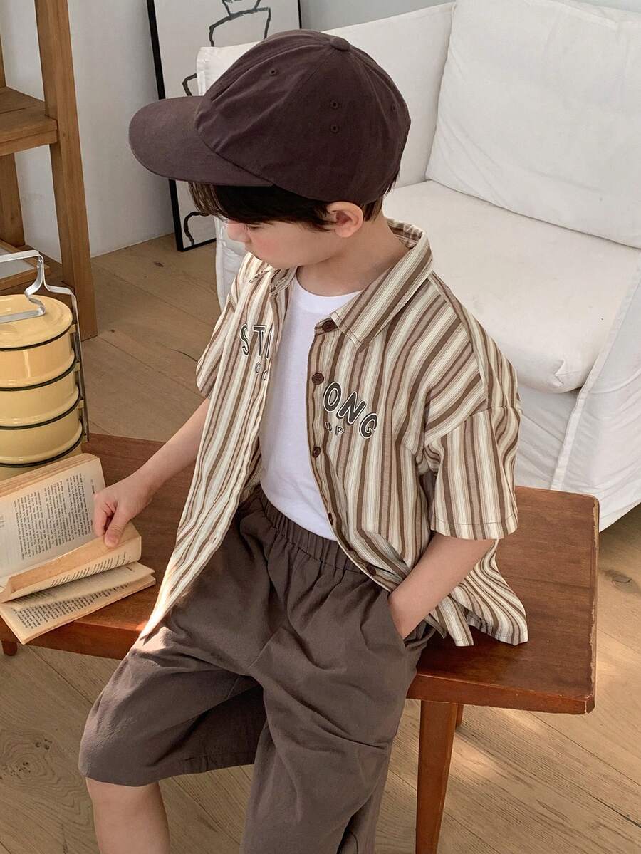 Dazy Kids Chemise à manches courtes à rayures et imprimé lettres à simple boutonnage et short de poche de couleur unie, tenue décontractée d'été pour garçon préadolescent - Tabac - Voir 1