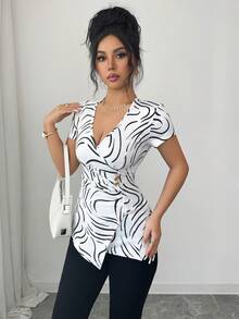 SHEIN Tall Blusa ajustada con cuello en V, manga corta, estampado casual, bajo asimétrico, fruncido y decoración de botón metálico - Blanco y Negro - Ver 5