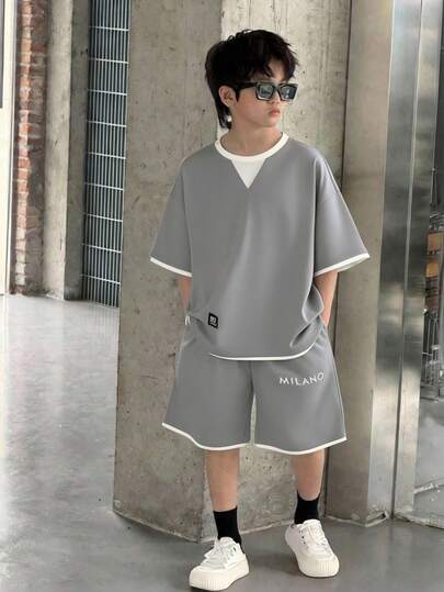 SHEIN 两件套儿童/青少年男童休闲日常舒适拼接撞色印花短袖T恤和宽松抽绳短裤针织套装