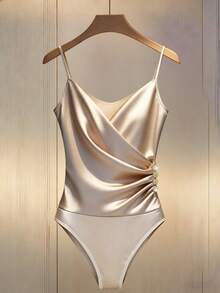 Franclia Eleganter modischer gekreuzter V-Ausschnitt mit Rüschen-Dekor Knopf-Bodysuit für Frauen, beige-metallisch, ein-teiliger Badeanzug, Cremefarbener Badeanzug, Metallischer Badeanzug, Beiger Badeanzug, Goldener Badeanzug, Metallischer Badeanzug für Frauen, Ein-teilige Badeanzüge, Frauen-Bademode, Damen-Bodysuit, Satin-Bodysuit, Drapierter Bodysuit, Ärmelloser Bodysuit - Aprikosenfarben - Übersicht 3