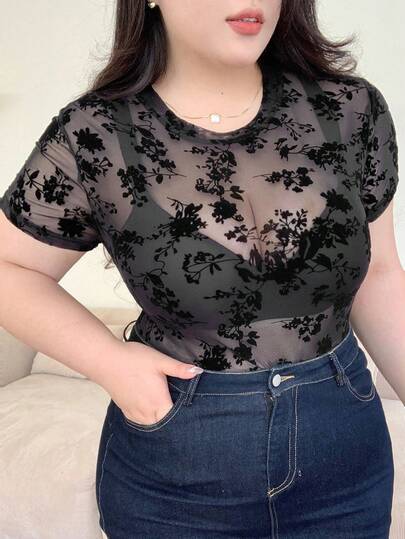 Dazy Plus 大码圆领蕾丝透视短款女式上衣，春夏精致蕾丝透视上衣，适合俱乐部复活节穿着