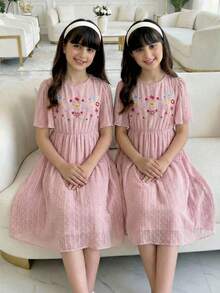 SHEIN 少女优雅圆领荷叶袖花卉刺绣连衣裙 - 藕粉色 - 查看 5