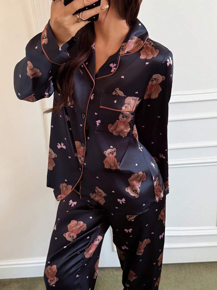 Napfluff 亚洲风情 Dream Adore 女士黑色底熊蝴蝶结爱心印花仿丝翻领开衫和裤子睡衣套装 - 黑色 - 查看 1