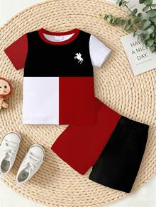 SHEIN Playful Pals 男婴两件套服装，时尚简约马球骑手标志撞色印花圆领短袖T恤搭配同色撞色短裤，适合夏季外出穿着，黑色、白色、红色撞色创意印花T恤套装，尽显马球风格。 - 彩色 - 查看 3