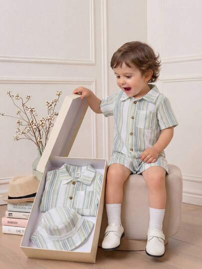 男婴休闲度假绿色条纹连体衣，适合春夏郊游、旅行、海滩、游泳池、派对等场合。