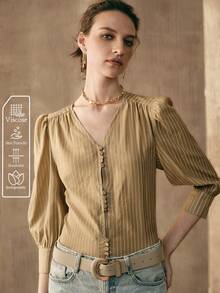 Revavyn Áo sơ mi nữ kẻ sọc dáng ôm, cổ chữ V, tay phồng xếp ly và vai thẳng. Thích hợp mặc hàng ngày và đi làm. Tay áo dài 9/10, áo mùa hè/xuân. - Màu Khaki - Xem 7