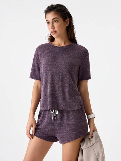 女士休闲两件套纯色短袖圆领 T 恤和短裤，时尚夏季穿搭