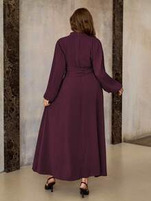 Roveilla Đầm maxi nữ size lớn mùa thu, phong cách Pháp thanh lịch Sicily, casual đi làm, đi chơi, tiệc trà chiều, lễ cưới trang trọng, màu tím đậm, cổ đứng, tay dài, eo xếp ly thắt nơ, eo chun, trang trí kim loại giả, cổ cao, đầm dài thanh lịch cổ điển cho nữ đi lễ - Màu đỏ tím - Xem 2