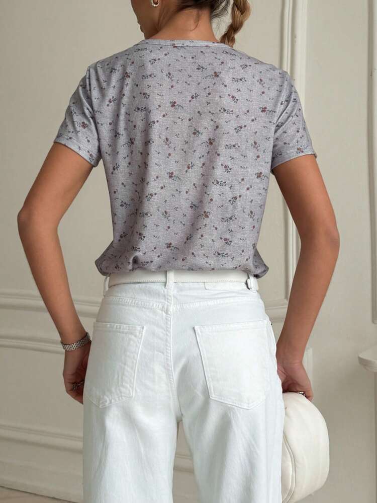 Spring/Summer New V-Neck Allover Ditsy Floral Slim Fit Women T-Shirt, Suitable For Valentine's Day